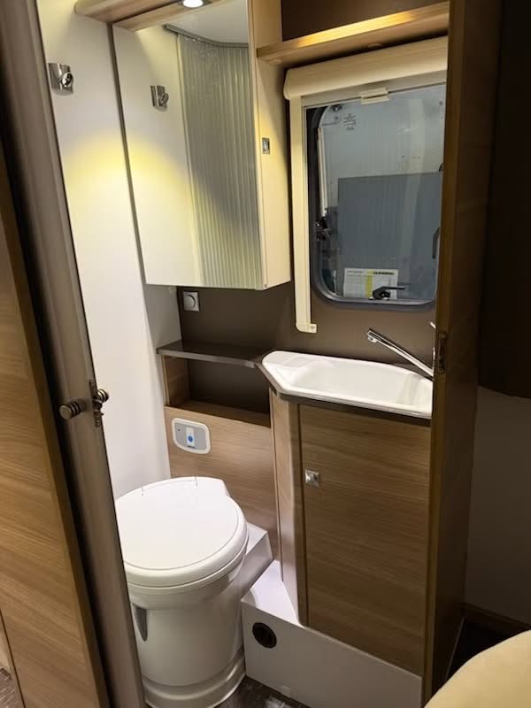Adria Coral S 690 SC, CAMA CENTRAL