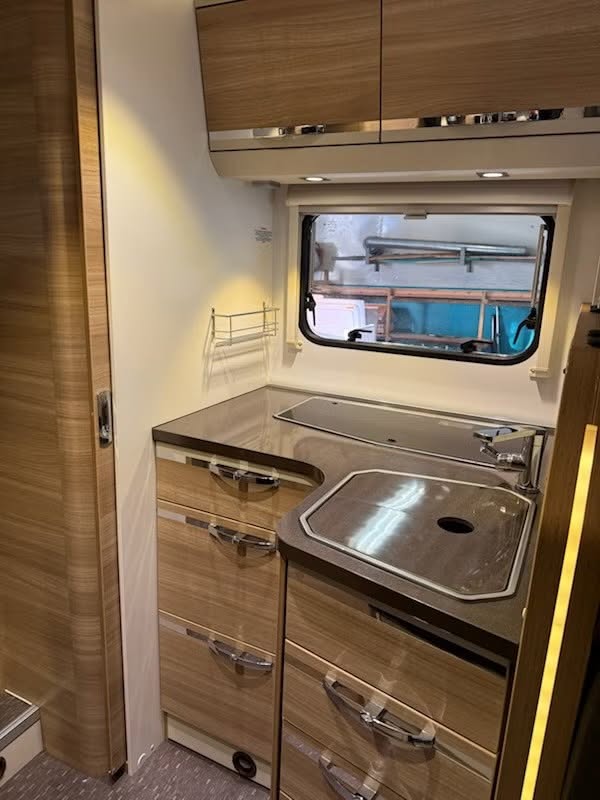 Adria Coral S 690 SC, CAMA CENTRAL