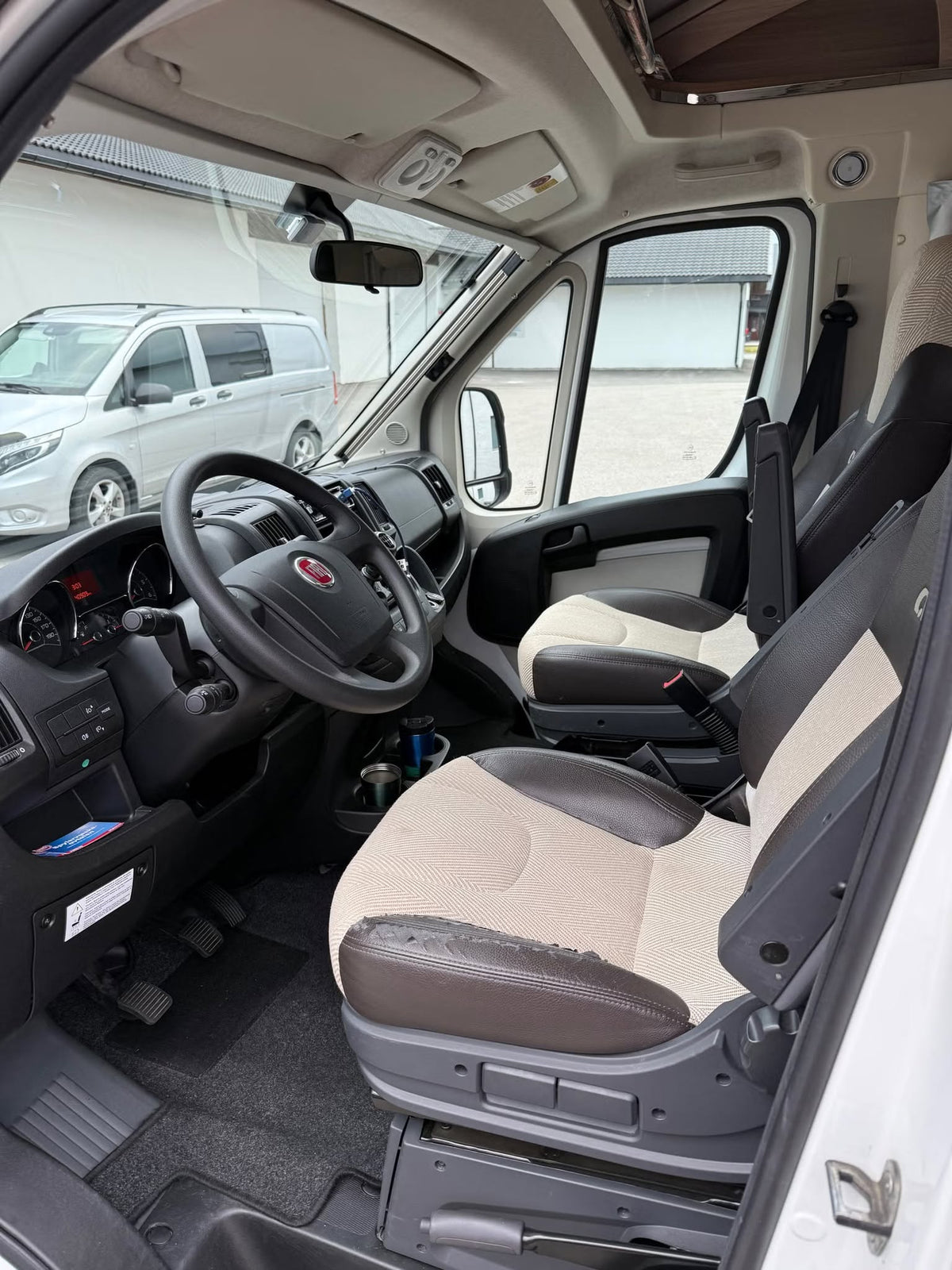 Adria Coral S 690 SC, CAMA CENTRAL