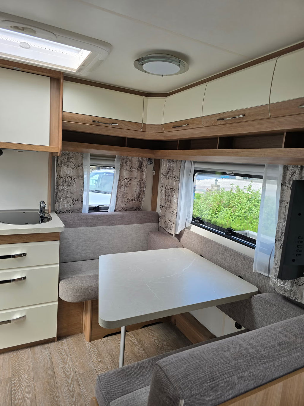 Caravana Hobby 400 SFe Deluxe com 4 Quartos. 2021